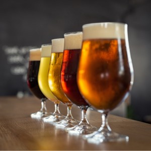Display features beer glasses and bottles 
